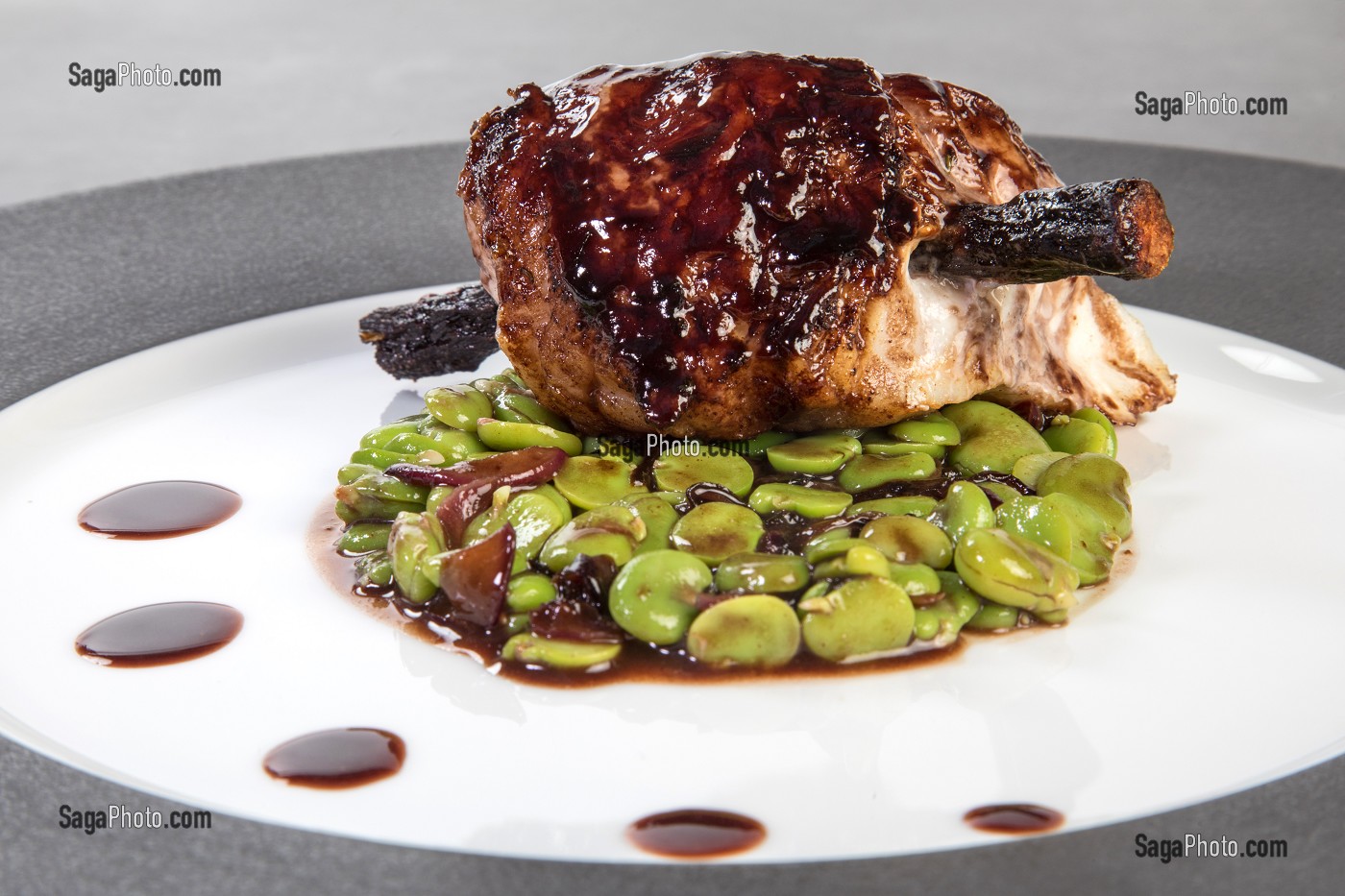 LOTTE EN BROCHE DE REGLISSE, RECETTE DU CHEF ETOILE LAURENT CLEMENT, ATELIER DE CUISINE DU COURS GABRIEL, MARCHE DE SAISON, CHARTRES (28), FRANCE 
