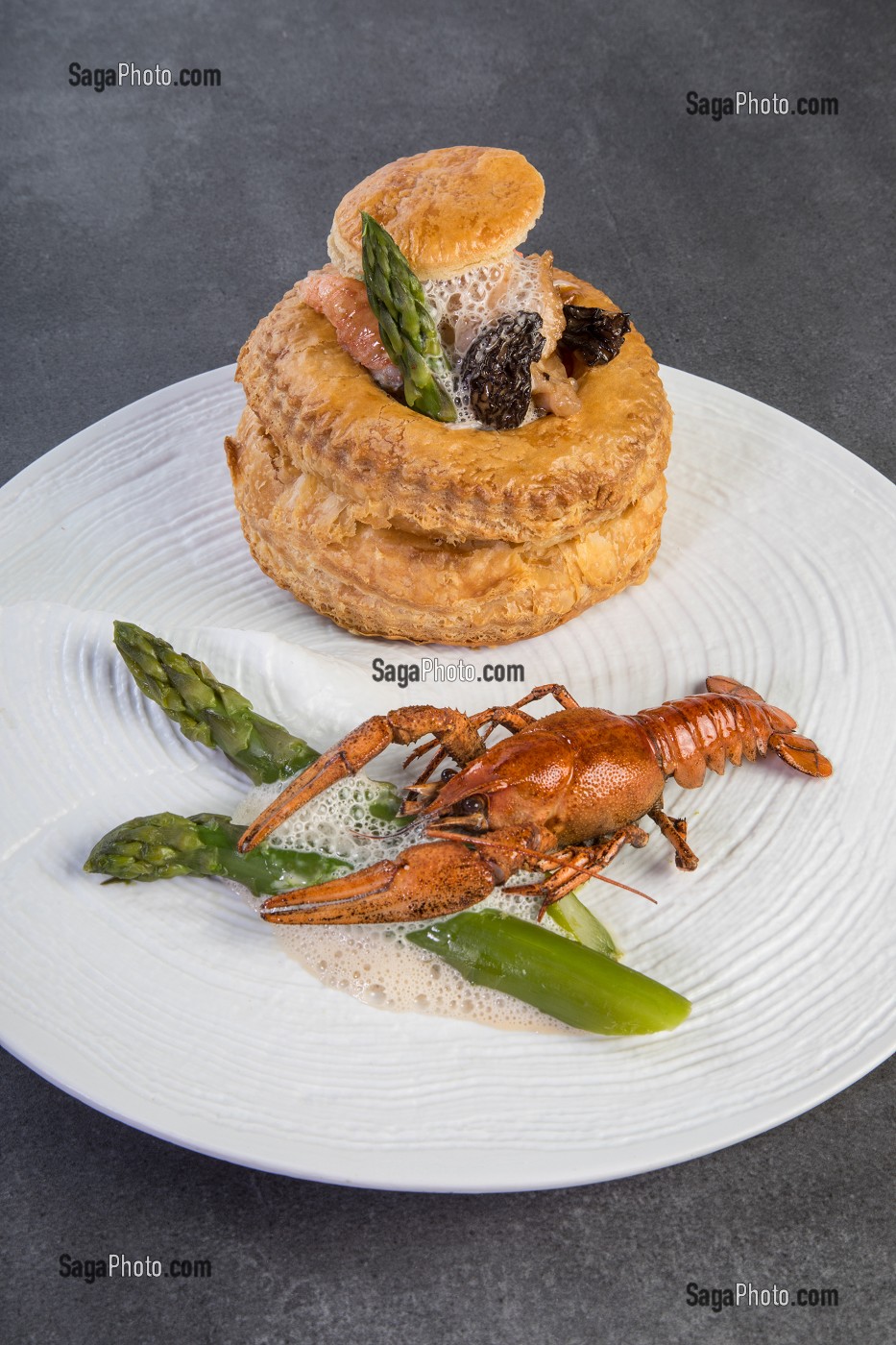 BOUCHEE A LA REINE AUX MORILLES ET ECREVISSES, RECETTE DU CHEF ETOILE LAURENT CLEMENT, ATELIER DE CUISINE DU COURS GABRIEL, MARCHE DE SAISON, CHARTRES (28), FRANCE 