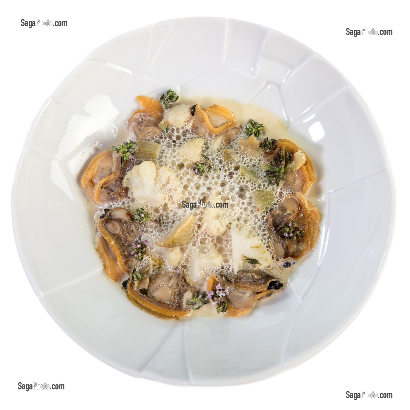 SOUPE DE PALOURDES AU THYM, CHOU-FLEUR ET ARTICHAUTS, RECETTE DU CHEF ETOILE LAURENT CLEMENT, ATELIER DE CUISINE DU COURS GABRIEL, MARCHE DE SAISON, CHARTRES (28), FRANCE 