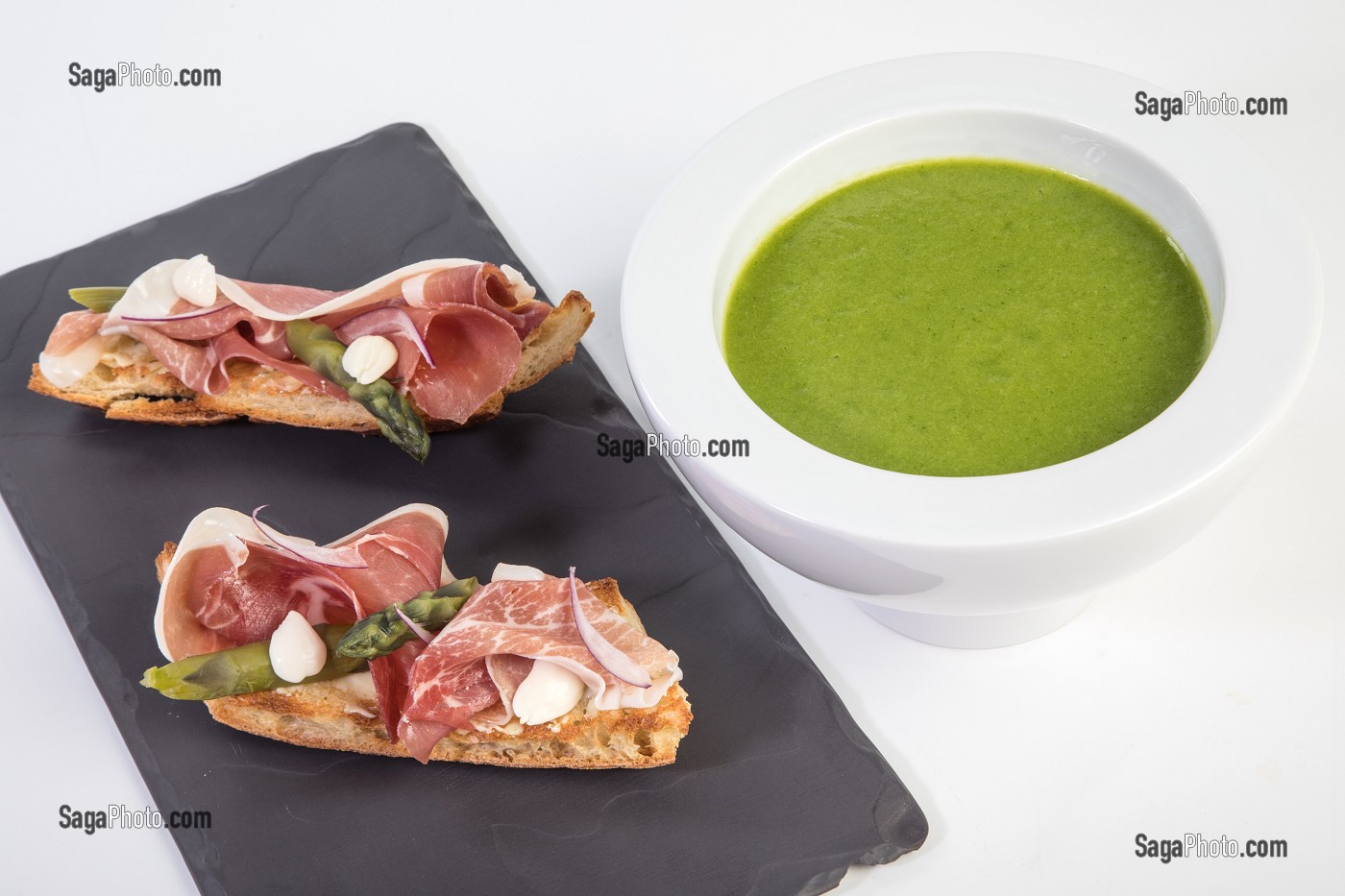 VELOUTE D’ASPERGES VERTES, TARTINE DE JAMBON, RECETTE DU CHEF ETOILE LAURENT CLEMENT, ATELIER DE CUISINE DU COURS GABRIEL, MARCHE DE SAISON, CHARTRES (28), FRANCE 