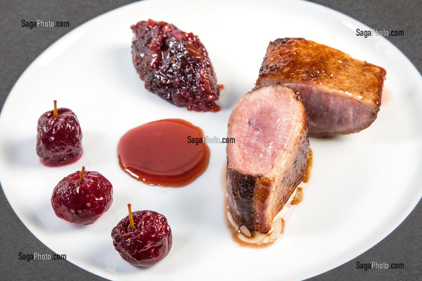 CANETTE AUX CERISES, RECETTE DU CHEF ETOILE LAURENT CLEMENT, ATELIER DE CUISINE DU COURS GABRIEL, MARCHE DE SAISON, CHARTRES (28), FRANCE 