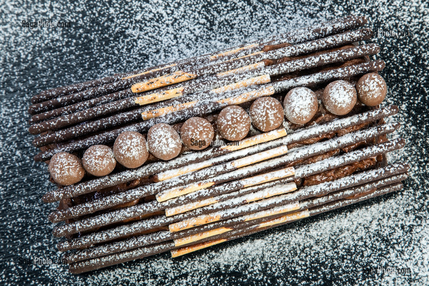 BUCHE AUX MIKADOS ET MALTESERS, RECETTE DU CHEF ETOILE LAURENT CLEMENT, ATELIER DE CUISINE DU COURS GABRIEL, MARCHE DE SAISON, CHARTRES (28), FRANCE 