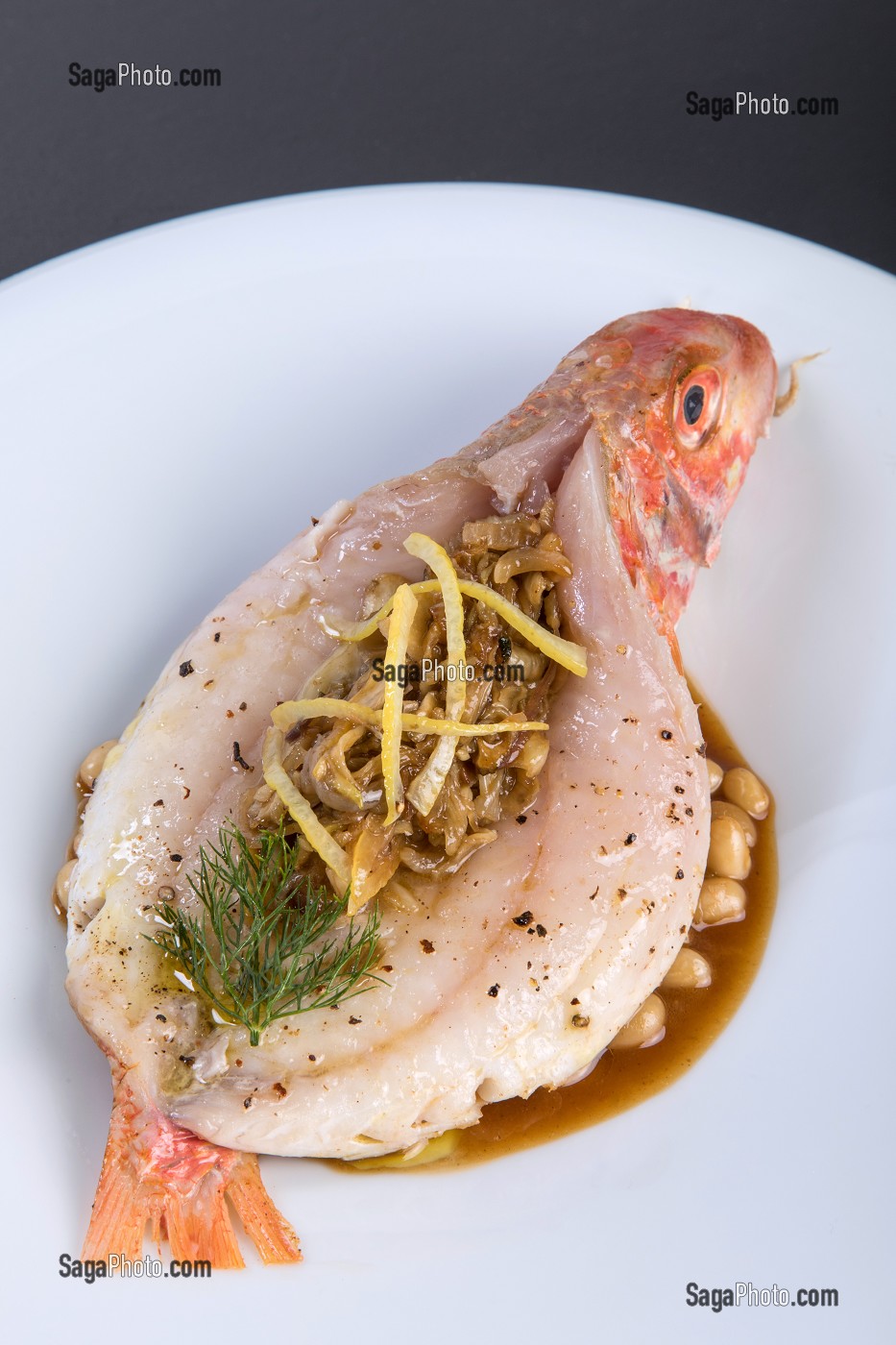 ROUGET AUX COCOS DE PAIMPOL, RECETTE DU CHEF ETOILE LAURENT CLEMENT, ATELIER DE CUISINE DU COURS GABRIEL, MARCHE DE SAISON, CHARTRES (28), FRANCE 