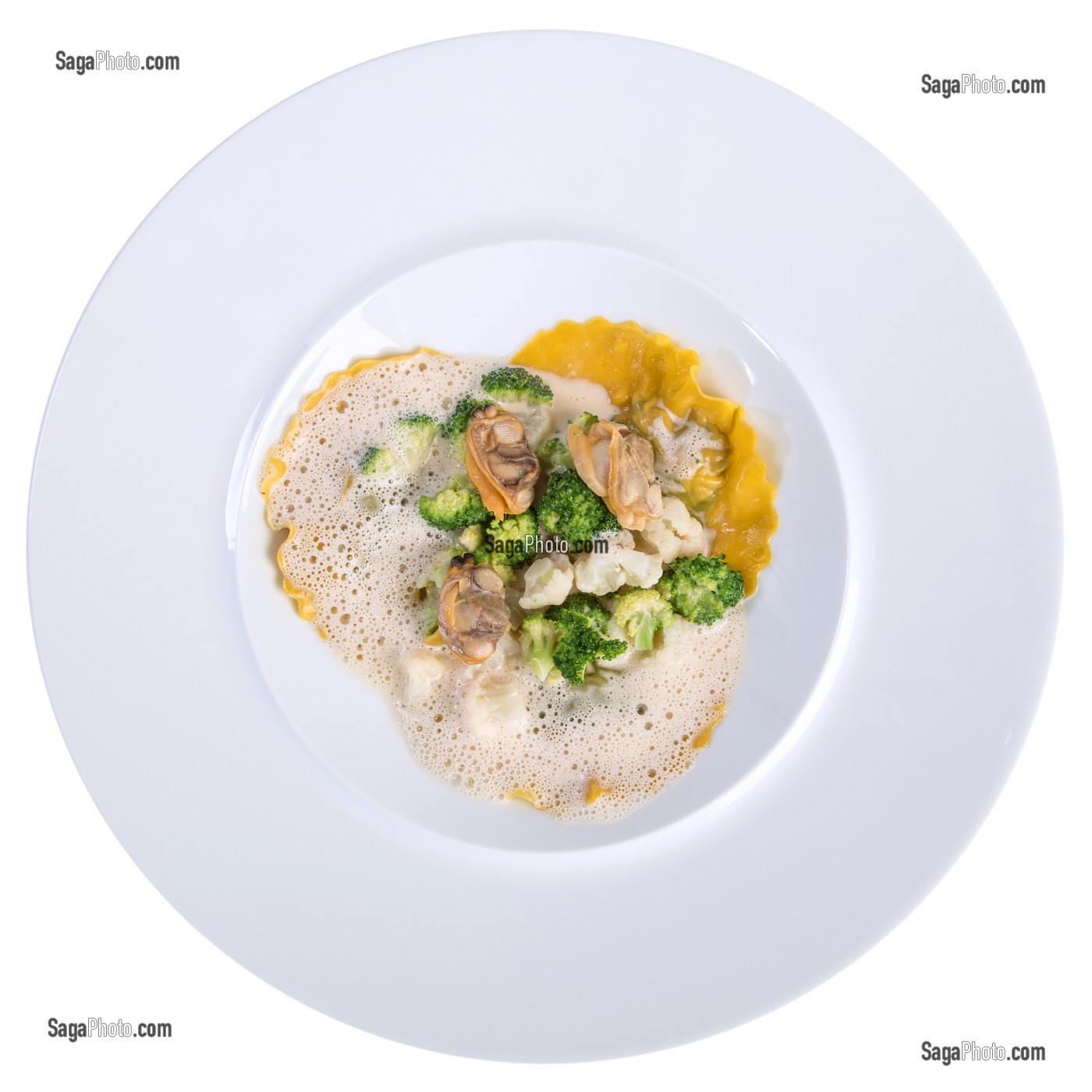 RAVIOLES DE PERSIL AUX PALOURDES ET LEGUMES D’HIVER, RECETTE DU CHEF ETOILE LAURENT CLEMENT, ATELIER DE CUISINE DU COURS GABRIEL, MARCHE DE SAISON, CHARTRES (28), FRANCE 