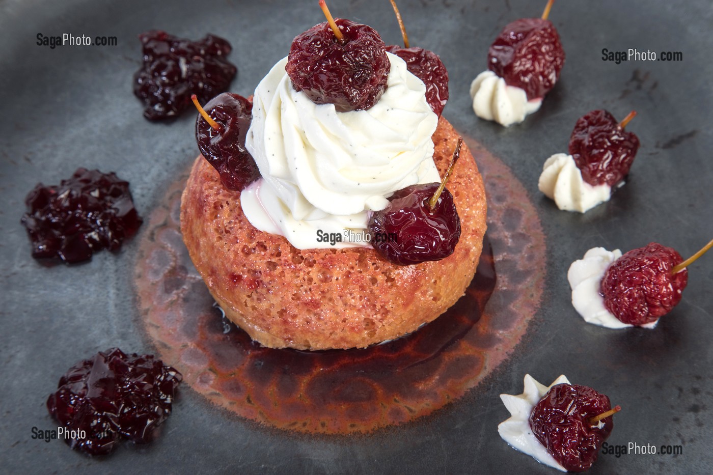 SAVARIN AUX CERISES CONFITES, RECETTE DU CHEF ETOILE LAURENT CLEMENT, ATELIER DE CUISINE DU COURS GABRIEL, MARCHE DE SAISON, CHARTRES (28), FRANCE 