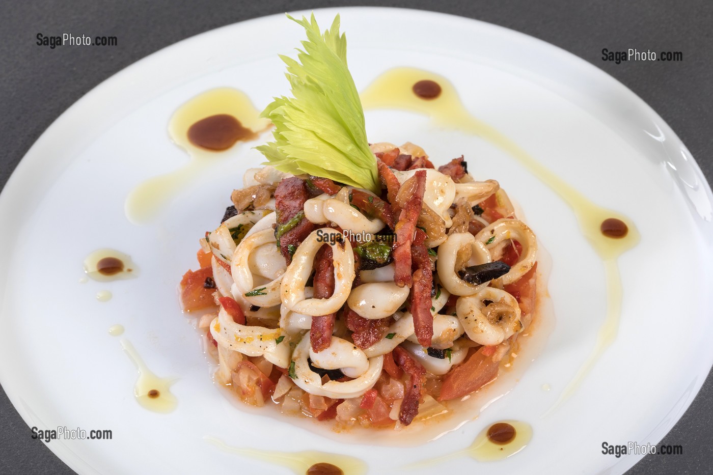 VINAIGRETTE DE CALMARS A L’ESPAGNOLE, RECETTE DU CHEF ETOILE LAURENT CLEMENT, ATELIER DE CUISINE DU COURS GABRIEL, MARCHE DE SAISON, CHARTRES (28), FRANCE 