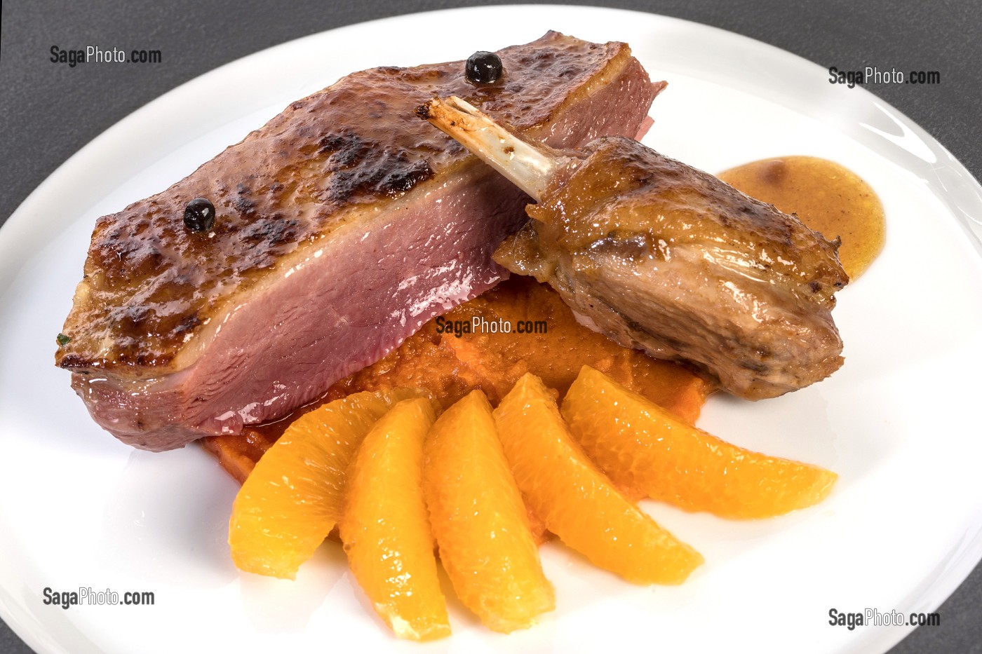 CANARD A L’ORANGE, RECETTE DU CHEF ETOILE LAURENT CLEMENT, ATELIER DE CUISINE DU COURS GABRIEL, MARCHE DE SAISON, CHARTRES (28), FRANCE 