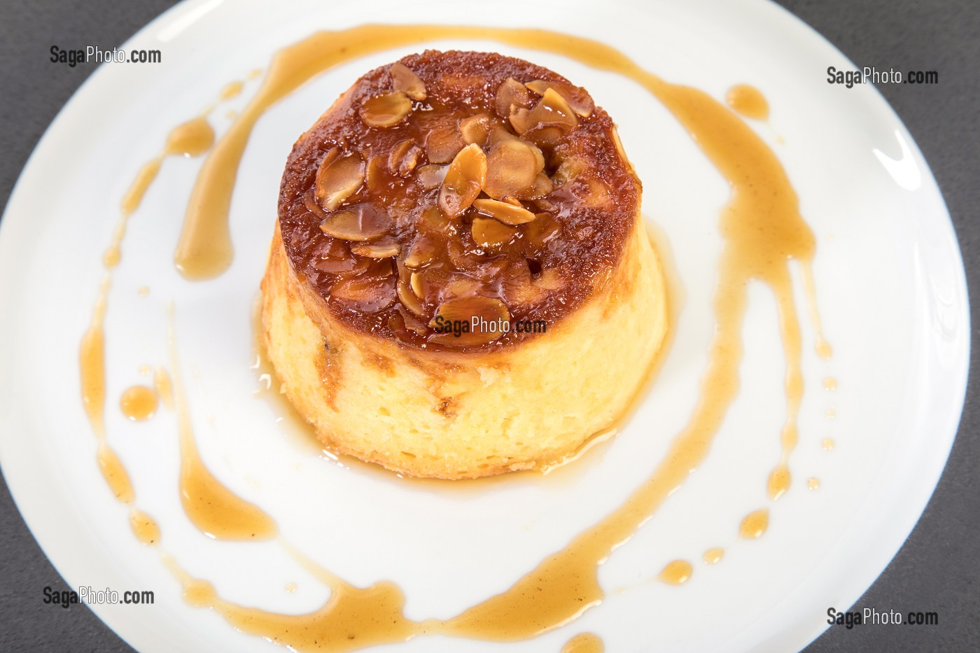 CHARLOTTE TIEDE AUX POIRES, RECETTE DU CHEF ETOILE LAURENT CLEMENT, ATELIER DE CUISINE DU COURS GABRIEL, MARCHE DE SAISON, CHARTRES (28), FRANCE 