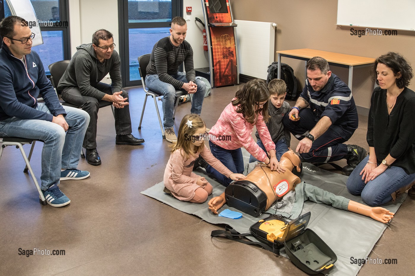 MASSAGE CARDIAQUE, INITIATION AUX GESTES DE PREMIERS SECOURS POUR LES CIVILS (ADULTES ET ENFANTS) AVEC LE SERGENT MAXIME PERNET AU CENTRE DE SECOURS, COMPAGNIE DES SAPEURS-POMPIERS DE BAYEUX (14), FRANCE 