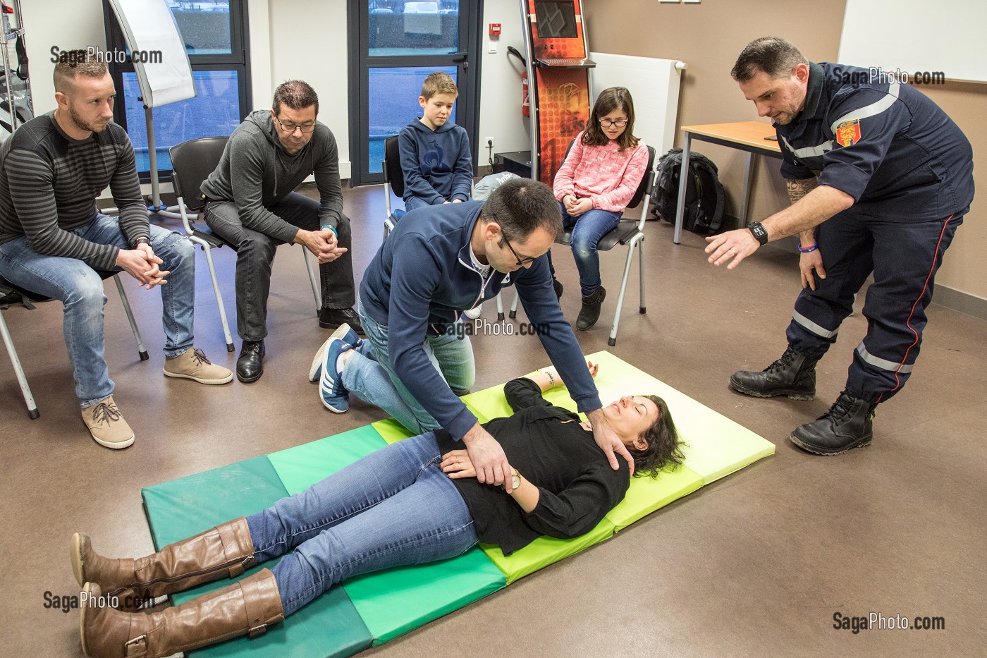 MISE EN POSITION LATERALE DE SECURITE, INITIATION AUX GESTES DE PREMIERS SECOURS POUR LES CIVILS (ADULTES ET ENFANTS) AVEC LE SERGENT MAXIME PERNET AU CENTRE DE SECOURS, COMPAGNIE DES SAPEURS-POMPIERS DE BAYEUX (14), FRANCE 