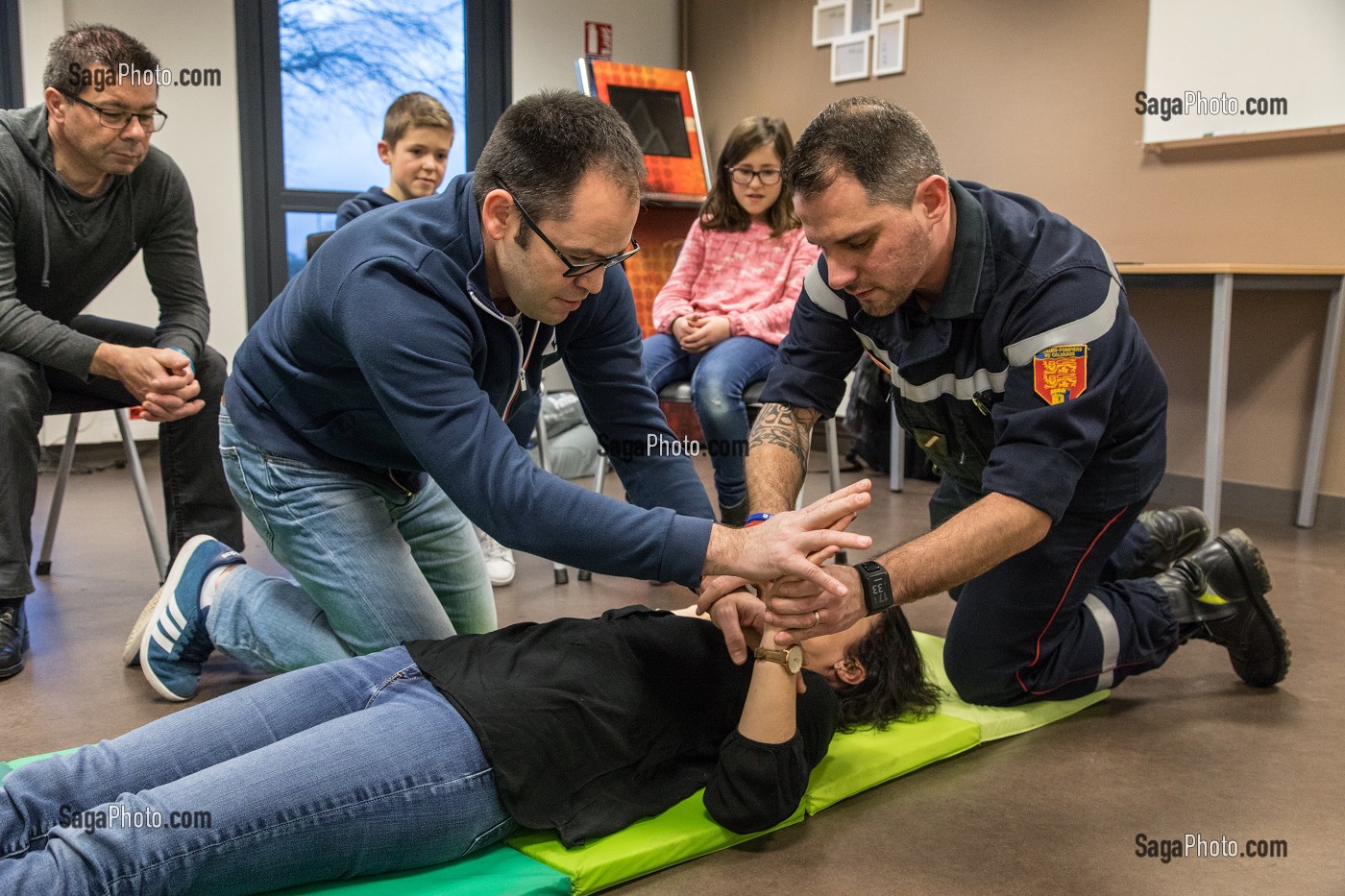 MISE EN POSITION LATERALE DE SECURITE, INITIATION AUX GESTES DE PREMIERS SECOURS POUR LES CIVILS (ADULTES ET ENFANTS) AVEC LE SERGENT MAXIME PERNET AU CENTRE DE SECOURS, COMPAGNIE DES SAPEURS-POMPIERS DE BAYEUX (14), FRANCE 