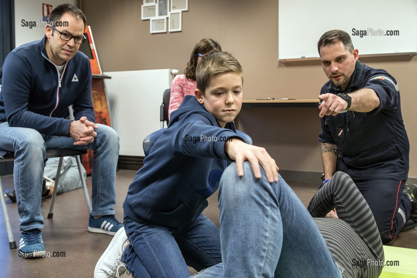 MISE EN POSITION LATERALE DE SECURITE, INITIATION AUX GESTES DE PREMIERS SECOURS POUR LES CIVILS (ADULTES ET ENFANTS) AVEC LE SERGENT MAXIME PERNET AU CENTRE DE SECOURS, COMPAGNIE DES SAPEURS-POMPIERS DE BAYEUX (14), FRANCE 