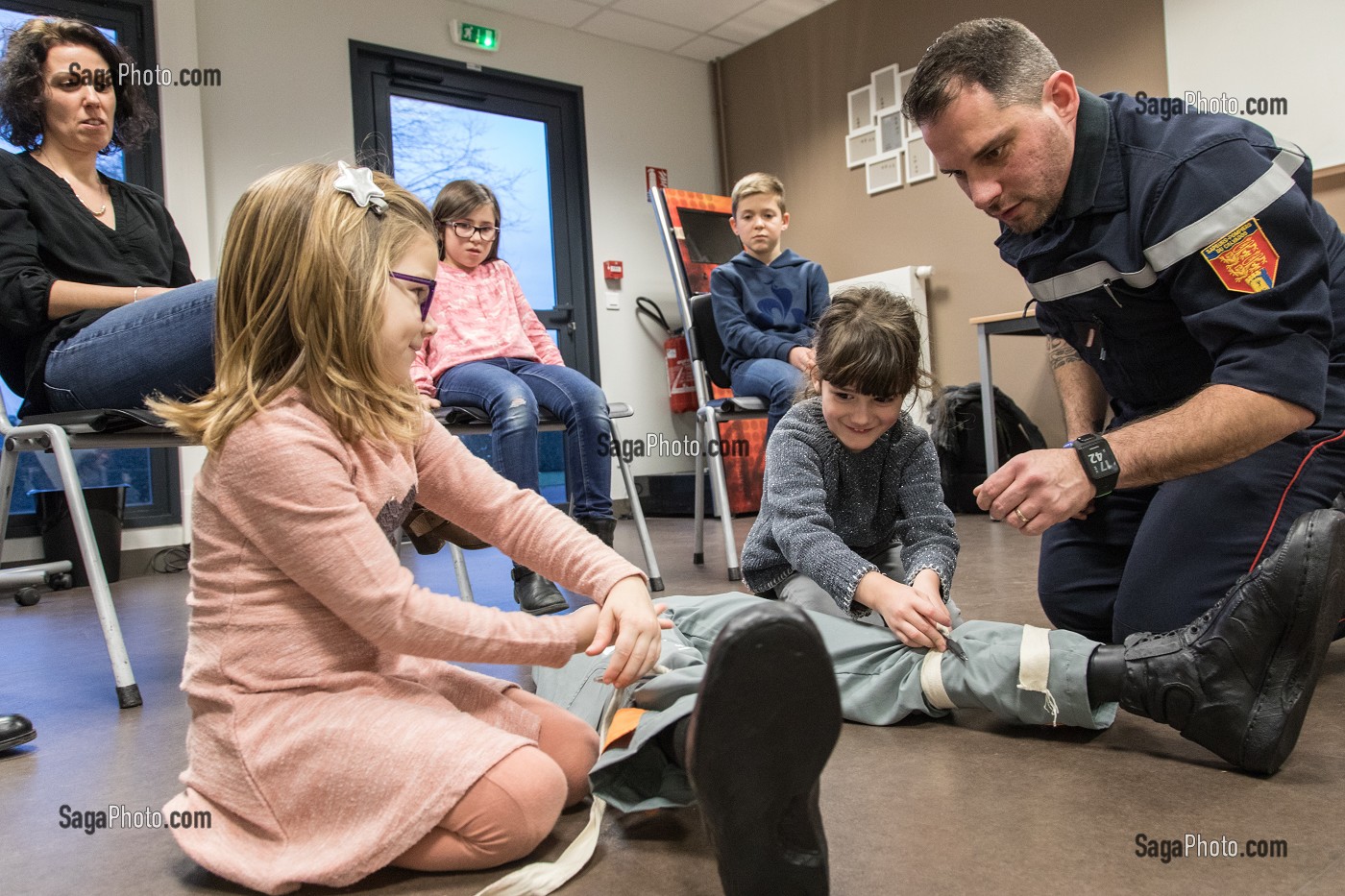 POSE D'UN GAROT, INITIATION AUX GESTES DE PREMIERS SECOURS POUR LES CIVILS (ADULTES ET ENFANTS) AVEC LE SERGENT MAXIME PERNET AU CENTRE DE SECOURS, COMPAGNIE DES SAPEURS-POMPIERS DE BAYEUX (14), FRANCE 