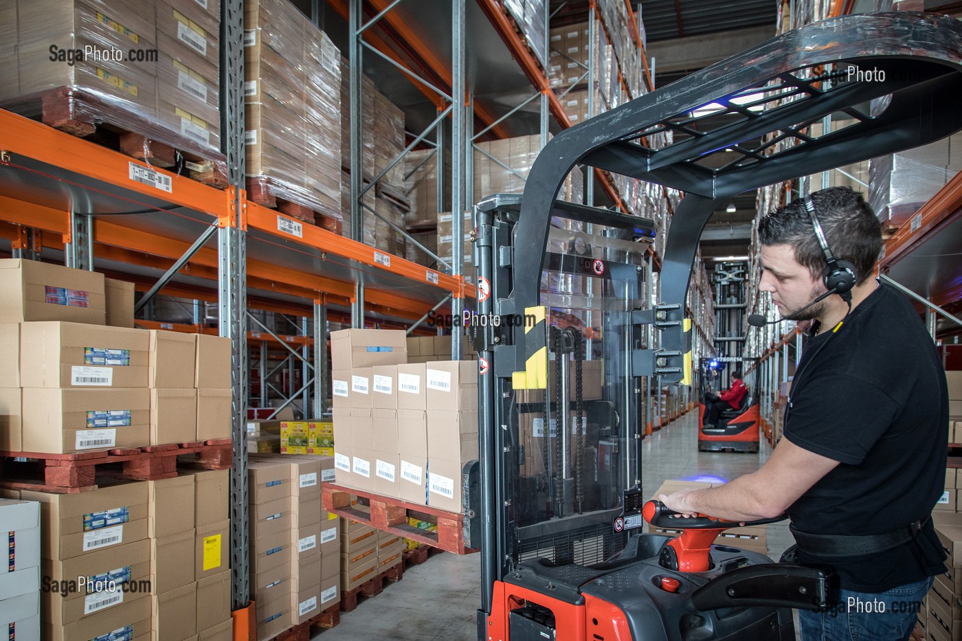 PREPARATION DE COMMANDES AVEC LE CHARIOT DE TRANSPORT DE MARCHANDISES, POUR LES COMMANDES SOCIETE XPO LOGISTICS EUROPE, PLATEFORME LOGISTIQUE DE POUPRY (28), FRANCE 