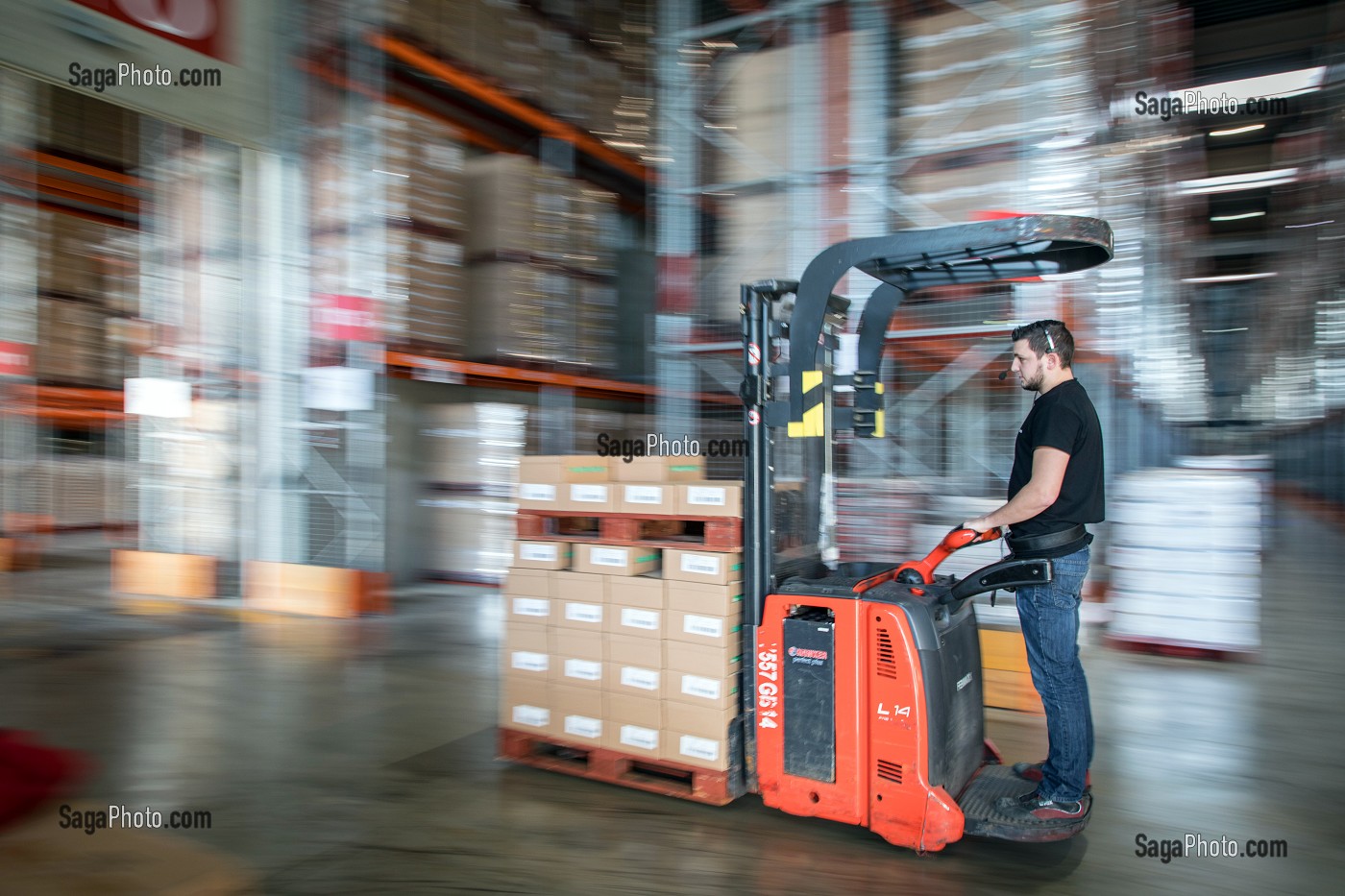 CHARIOT DE TRANSPORT DE MARCHANDISES, POUR LES COMMANDES SOCIETE XPO LOGISTICS EUROPE, PLATEFORME LOGISTIQUE DE POUPRY (28), FRANCE 