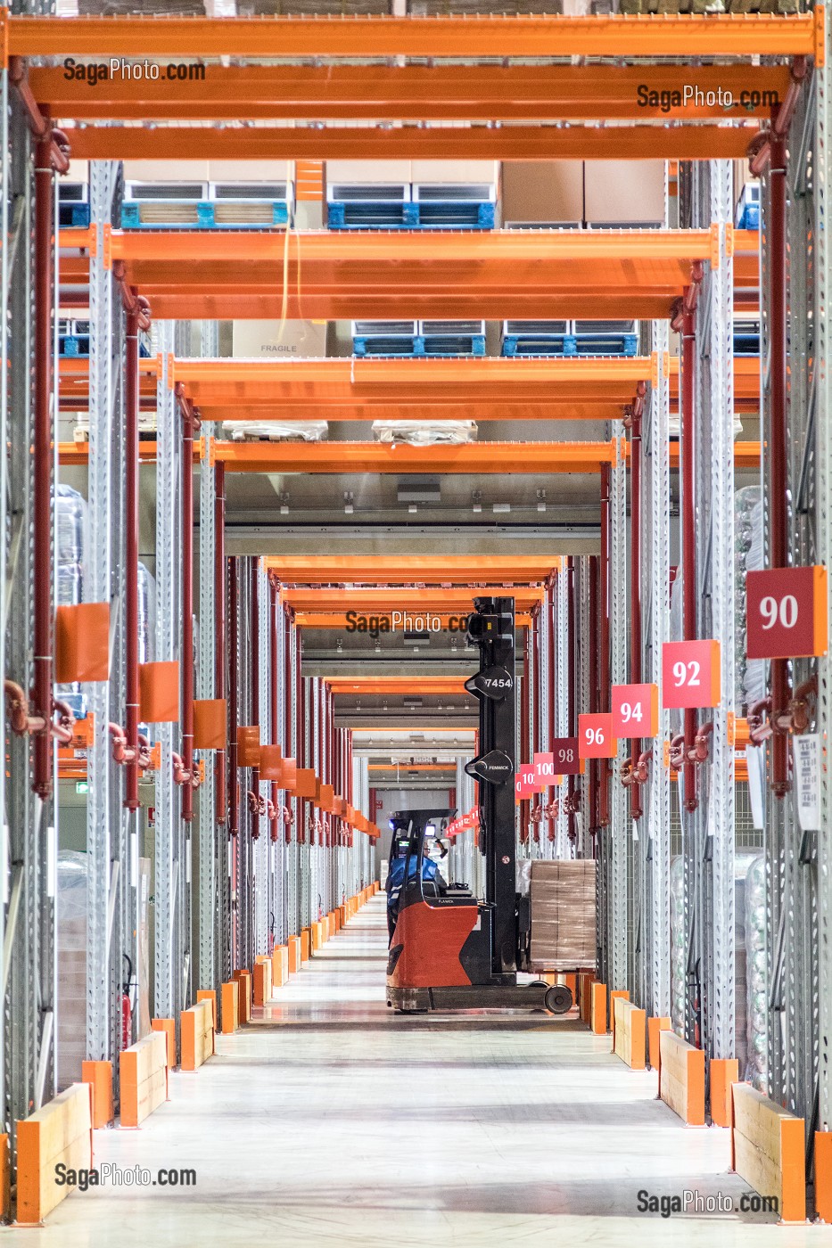 ALLEES DE RAYONNAGE AVEC DES CHARIOTS ELEVATEURS, SOCIETE XPO LOGISTICS EUROPE, PLATEFORME LOGISTIQUE DE POUPRY (28), FRANCE 