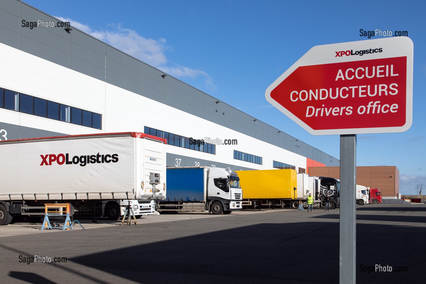 ACCUEIL DES CONDUCTEURS DEVANT LES QUAIS DE CHARGEMENT, SOCIETE XPO LOGISTICS EUROPE, PLATEFORME LOGISTIQUE DE POUPRY (28), FRANCE 