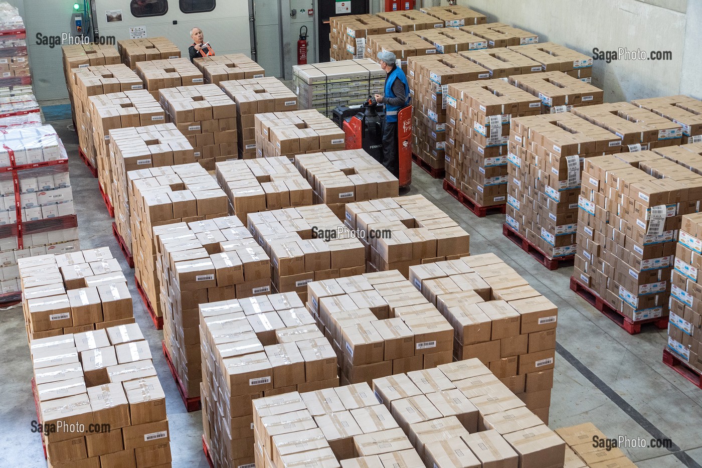 ALIGNEMENT DE CARTONS POUR LE CHARGEMENT, SOCIETE XPO LOGISTICS EUROPE, PLATEFORME LOGISTIQUE DE POUPRY (28), FRANCE 