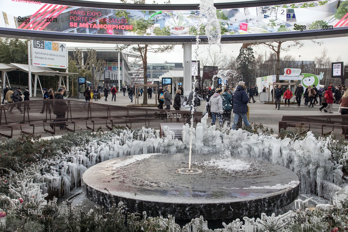 FONTAINE GELEE DU PARC DES EXPOSITIONS QUI SE METAMORPHOSE, SALON DE L'AGRICULTURE, PORTE DE VERSAILLES, PARIS 
