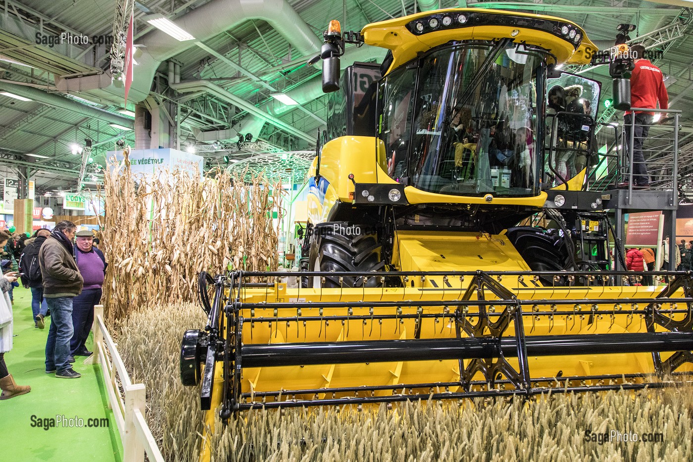 EXPOSITION DE MATERIEL AGRICOLE, MOISSONNEUSE-BATTEUSE NEW HOLLAND, SALON DE L'AGRICULTURE, PORTE DE VERSAILLES, PARIS 