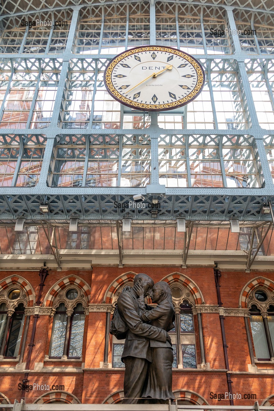 SCULPTURE MEETING PLACE DE PAUL DAY, GARE DE SAINT-PANCRAS, LONDRES, GRANDE-BRETAGNE, EUROPE 