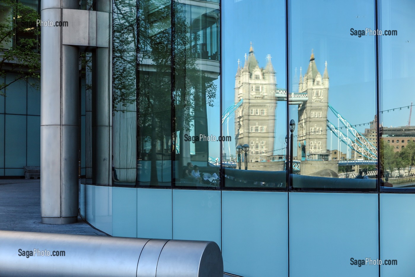 REFLET DU TOWER BRIDGE SUR UN IMMEUBLE MODERNE, LONDRES, GRANDE-BRETAGNE, EUROPE 