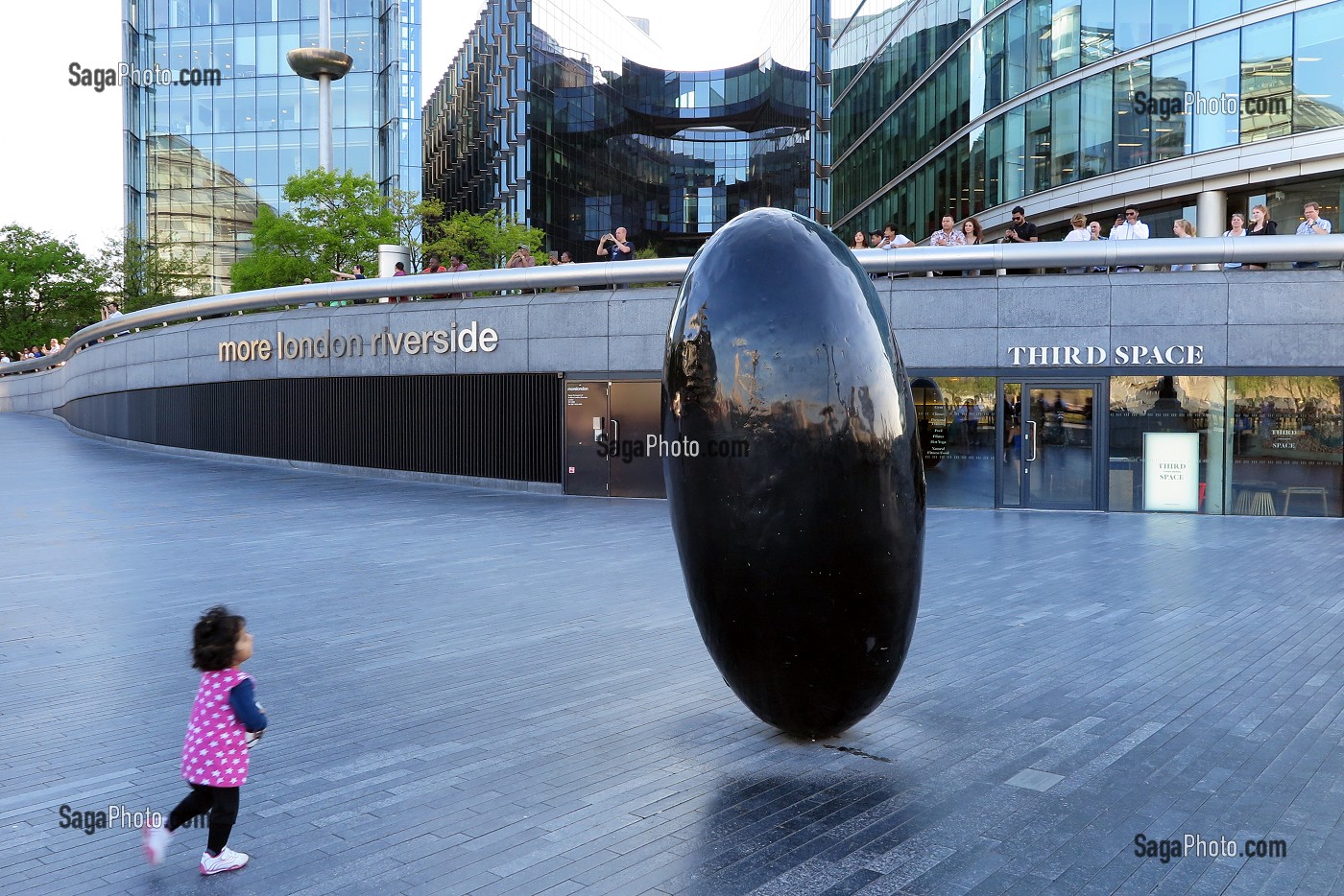 ARRET COMPLET SLIPSTREAM SCULPTURE DE FIONA BANNER, MORE LONDON RIVERSIDE, THIRD SPACE, LONDRES, GRANDE-BRETAGNE, EUROPE 