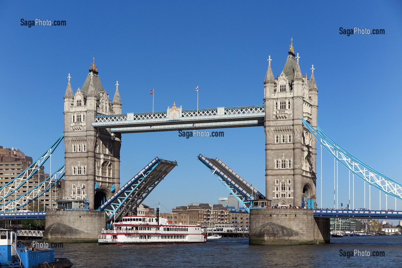 PASSAGE D'UN BATEAU DE CROISIERE DIXIE QUEEN SOUS LE TOWER BRIDGE, LONDRES, GRANDE-BRETAGNE, EUROPE 