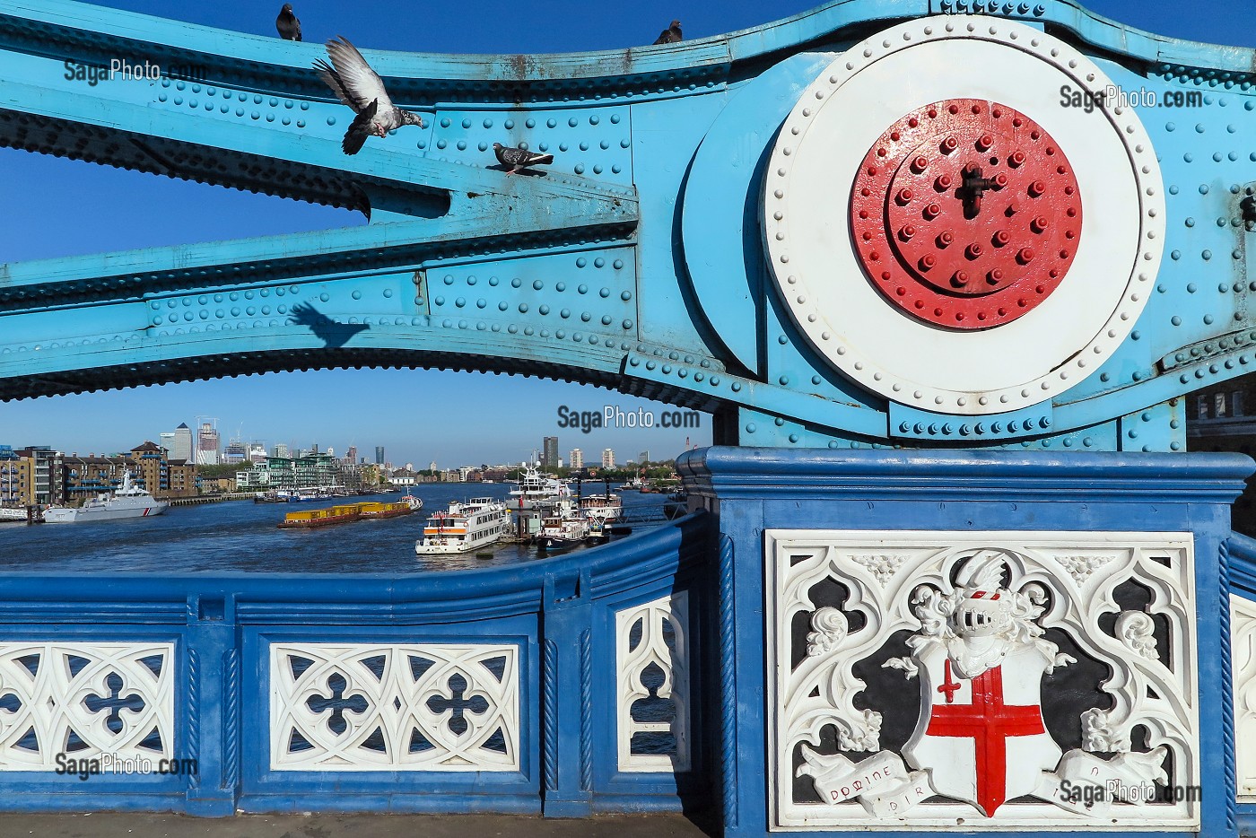 DETAIL DU TOWER BRIDGE AVEC DES PIGEONS ET VUE SUR LA TAMISE, LONDRES, GRANDE-BRETAGNE, EUROPE 