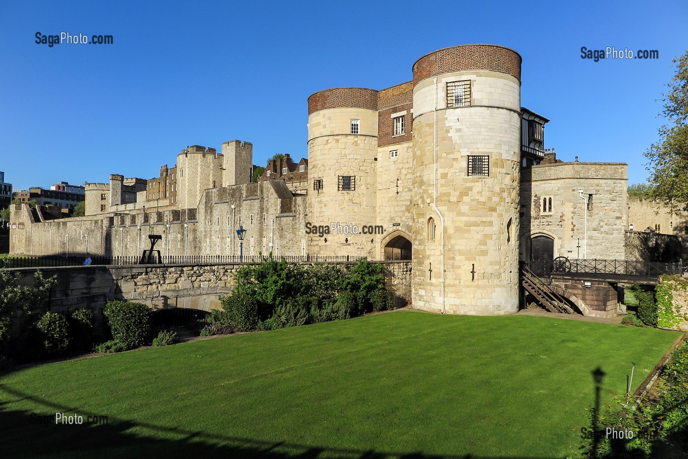 VUE SUR LES TOURS DU CHATEAU FORT, LA TOUR DE LONDRES, LONDRES, GRANDE-BRETAGNE, EUROPE 