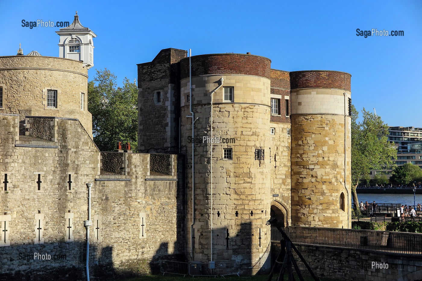 VUE SUR LES TOURS DU CHATEAU FORT, LA TOUR DE LONDRES, LONDRES, GRANDE-BRETAGNE, EUROPE 