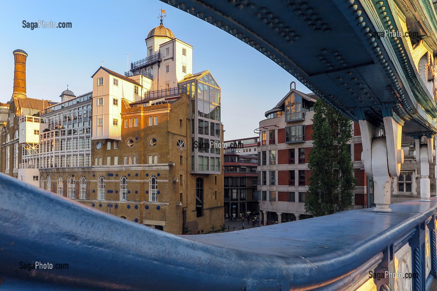 DETAILS DU PONT TOWER BRIDGE AVEC VUE SUR LE QUARTIER DES DOCKS, LONDRES, GRANDE-BRETAGNE, EUROPE 