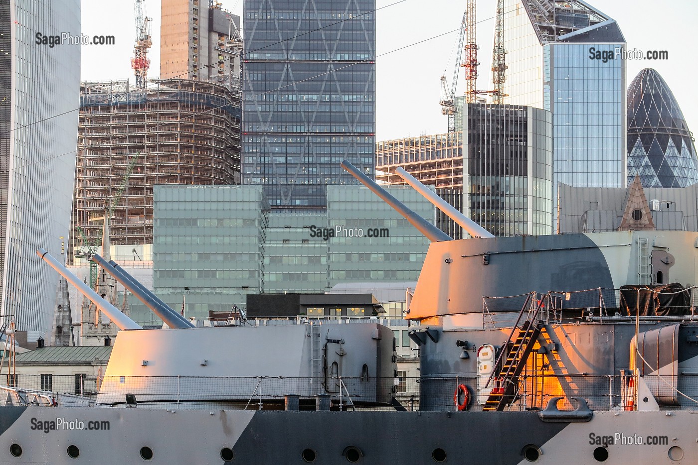 DETAIL CANON DU HMS BELFAST DEVANT LE QUARTIER D'AFFAIRES, LONDRES, GRANDE-BRETAGNE, EUROPE 