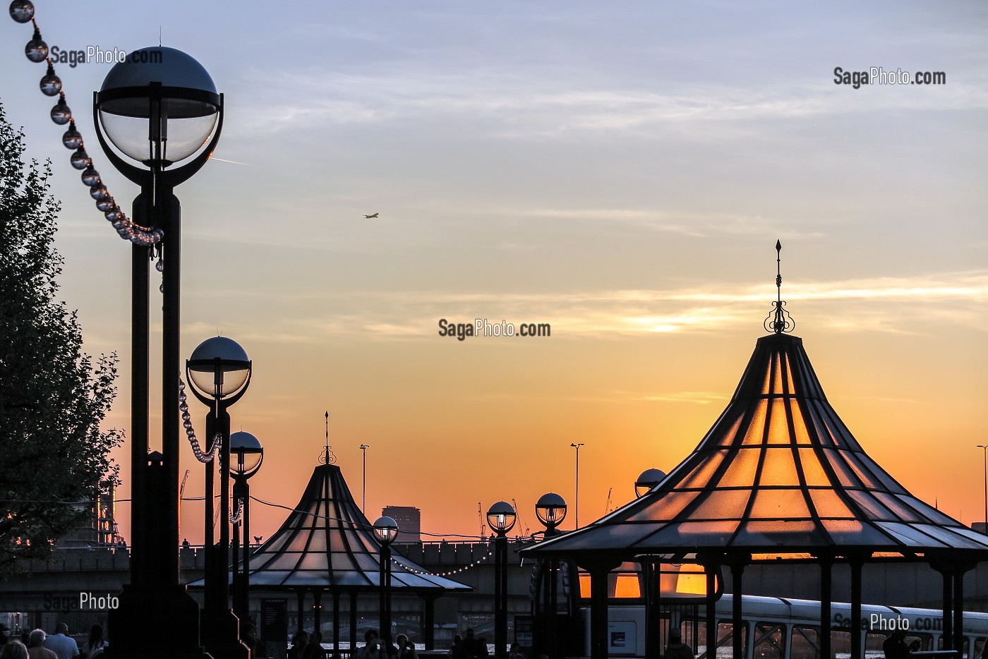 COUCHER DE SOLEIL SUR LES QUAIS DE LA TAMISE, LONDRES, GRANDE-BRETAGNE, EUROPE 