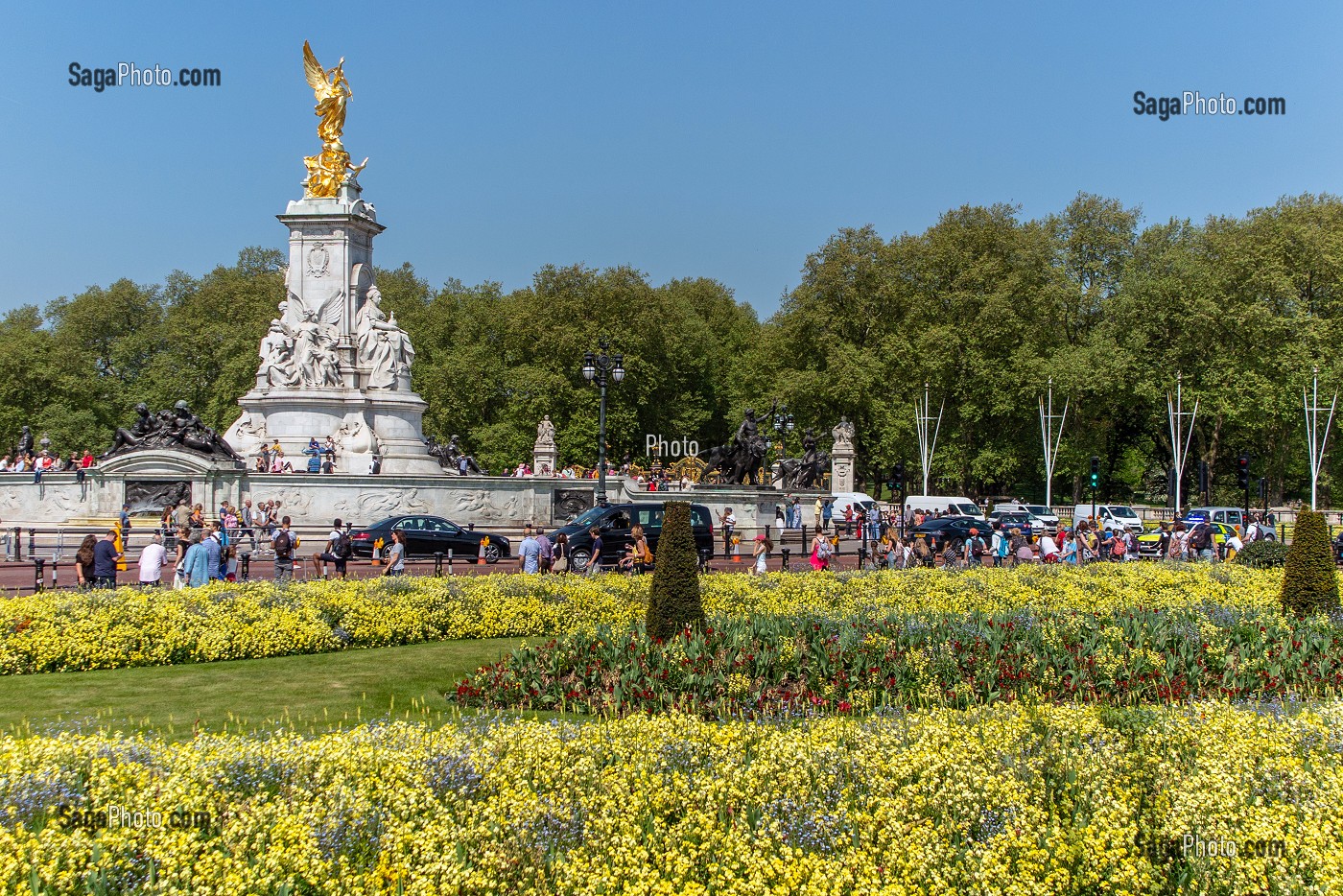 LES PARTERRES DE FLEURS JAUNES DEVANT LE VICTORIA MEMORIAL STATUE, PALAIS DE BUCKINGHAM, LONDRES, GRANDE-BRETAGNE, EUROPE 