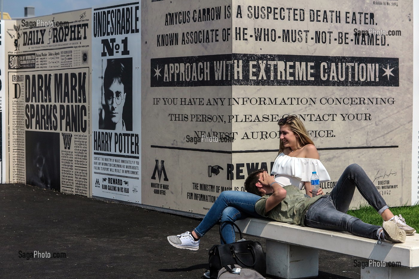 COUPLE DEVANT LES STUDIO TOUR LONDON, THE MAKING OF HARRY POTTER, WARNER BROS, LEAVESDEN, ROYAUME UNI 