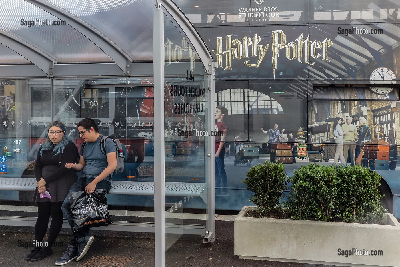 COUPLE DEVANT L'ARRET DE BUS DU STUDIO TOUR LONDON, THE MAKING OF HARRY POTTER, WARNER BROS, LEAVESDEN, ROYAUME UNI 