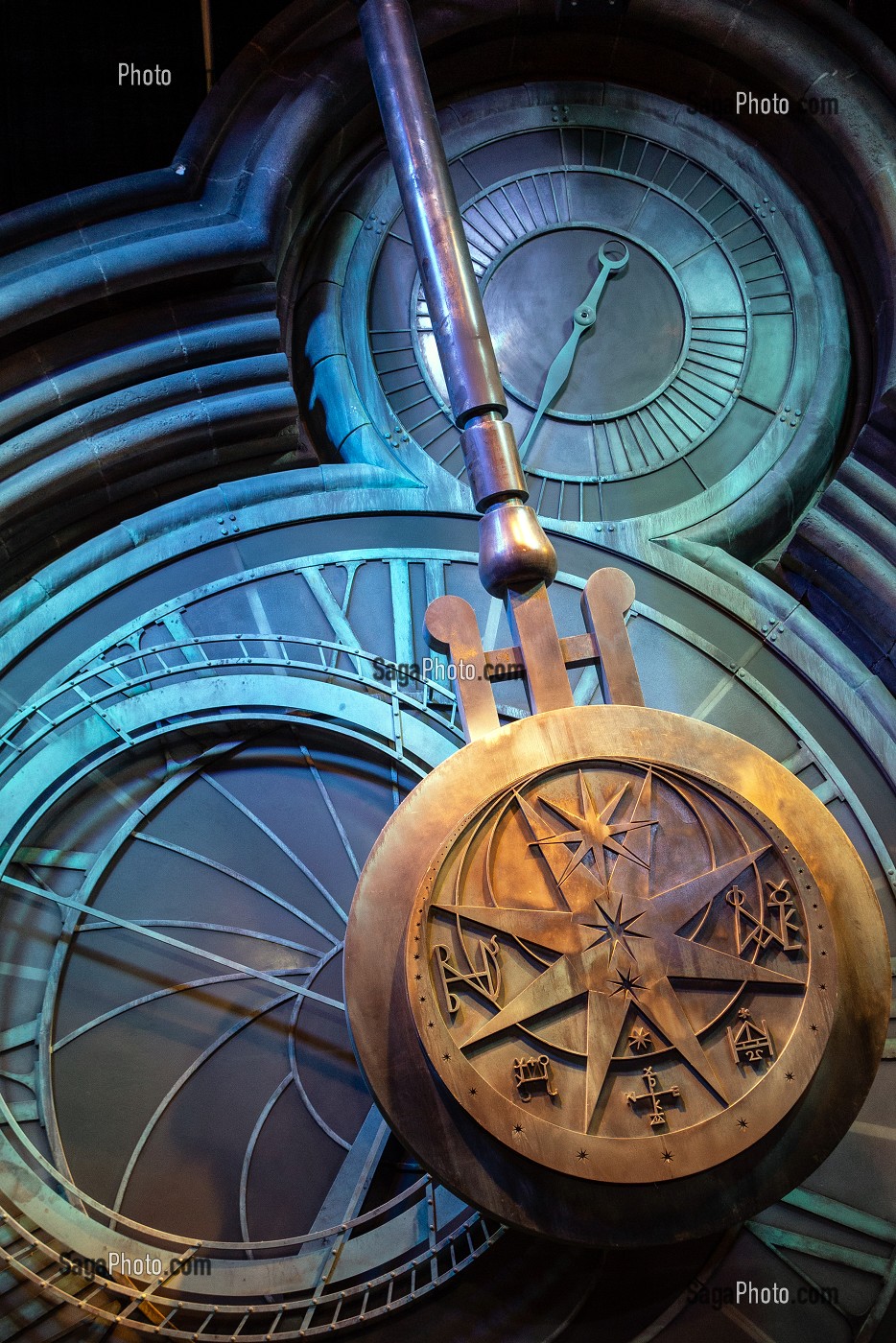 DETAIL DE L'HORLOGE A PENDULE DE POUDLARD, STUDIO TOUR LONDON, THE MAKING OF HARRY POTTER, WARNER BROS, LEAVESDEN, ROYAUME UNI 