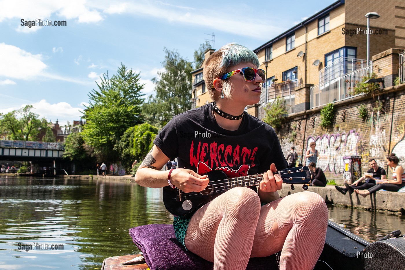 CHANTEUSE ET BALADE EN BARQUE SUR LE REGENT'S CANAL, LONDRES, GRANDE-BRETAGNE, EUROPE 