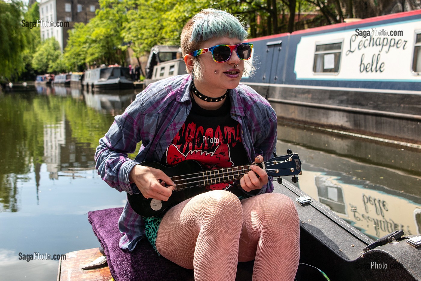 CHANTEUSE ET BALADE EN BARQUE SUR LE REGENT'S CANAL, LONDRES, GRANDE-BRETAGNE, EUROPE 