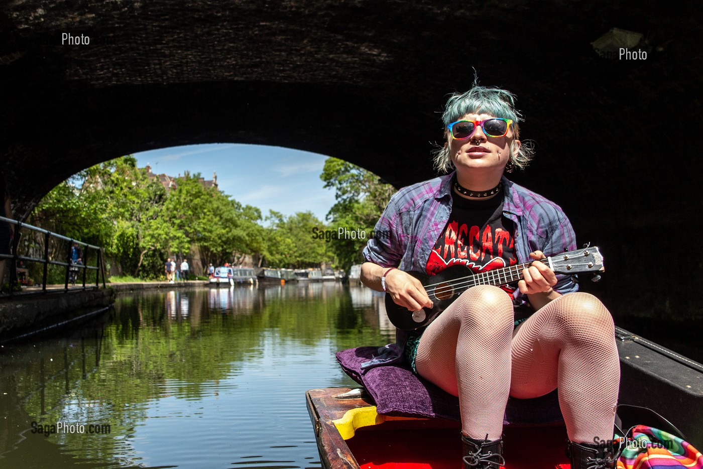 CHANTEUSE ET BALADE EN BARQUE SUR LE REGENT'S CANAL, LONDRES, GRANDE-BRETAGNE, EUROPE 