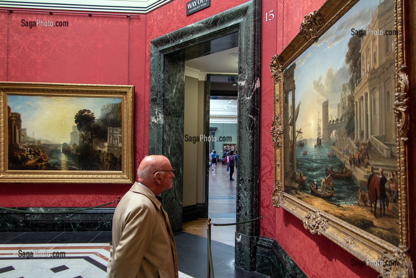 HOMME DEVANT UNE OEUVRE A L'INTERIEUR DE LA NATIONAL GALLERY, LONDRES, GRANDE-BRETAGNE, EUROPE 