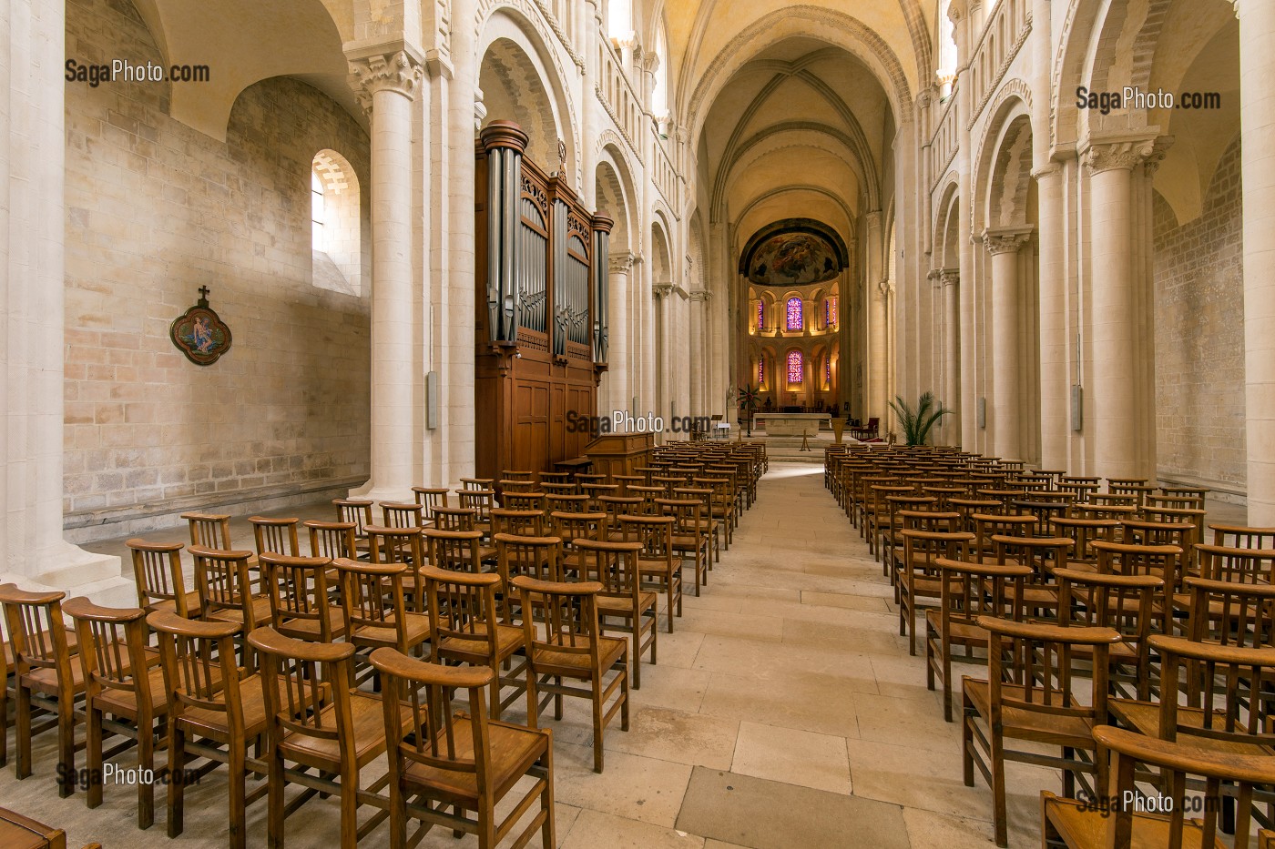 NEF ET CHOEUR DE L'EGLISE ABBATIALE DE LA TRINITE, ABBAYE AUX DAMES FONDEE AU XI EME SIECLE PAR LA REINE MATHILDE DE FLANDRE EPOUSE DE GUILLAUME LE CONQUERANT, CAEN (14), FRANCE 