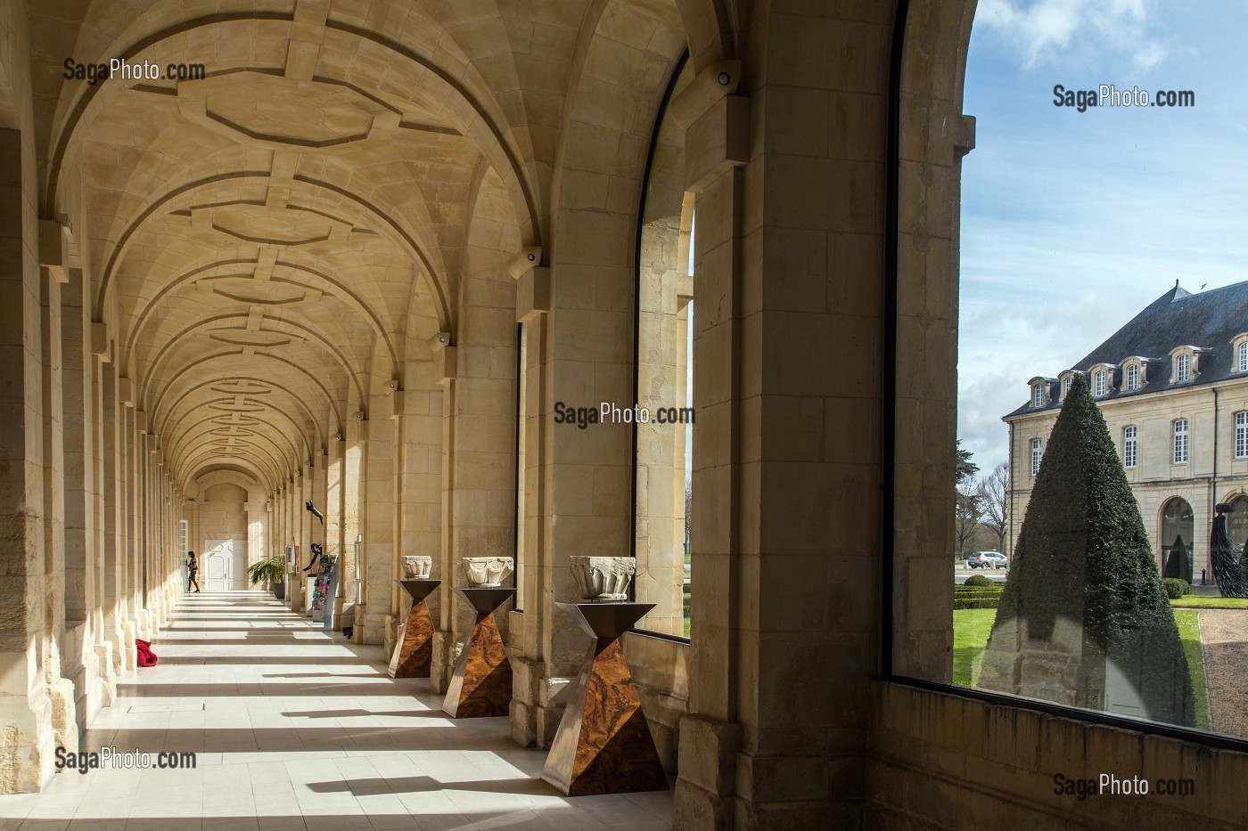 CONSEIL DEPARTEMENTAL DU CALVADOS, PORTIQUE DE L'HOTEL DIEU, ABBAYE AUX DAMES FONDEE AU XI EME SIECLE PAR LA REINE MATHILDE DE FLANDRE EPOUSE DE GUILLAUME LE CONQUERANT, CAEN (14), FRANCE 