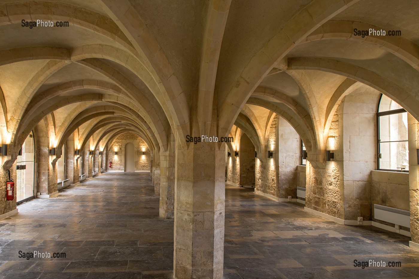 LA SALLE BASSE DU PALAIS DUCAL OU SALLE DU DUC ROLLON (ACCUEIL DES PELERINS), FIN DU XIII EME SIECLE, ABBAYE AUX HOMMES FONDEE AU XI EME SIECLE PAR GUILLAUME LE CONQUERANT ET RECONSTRUIT AU XVIII EME SIECLE, CAEN (14), FRANCE 