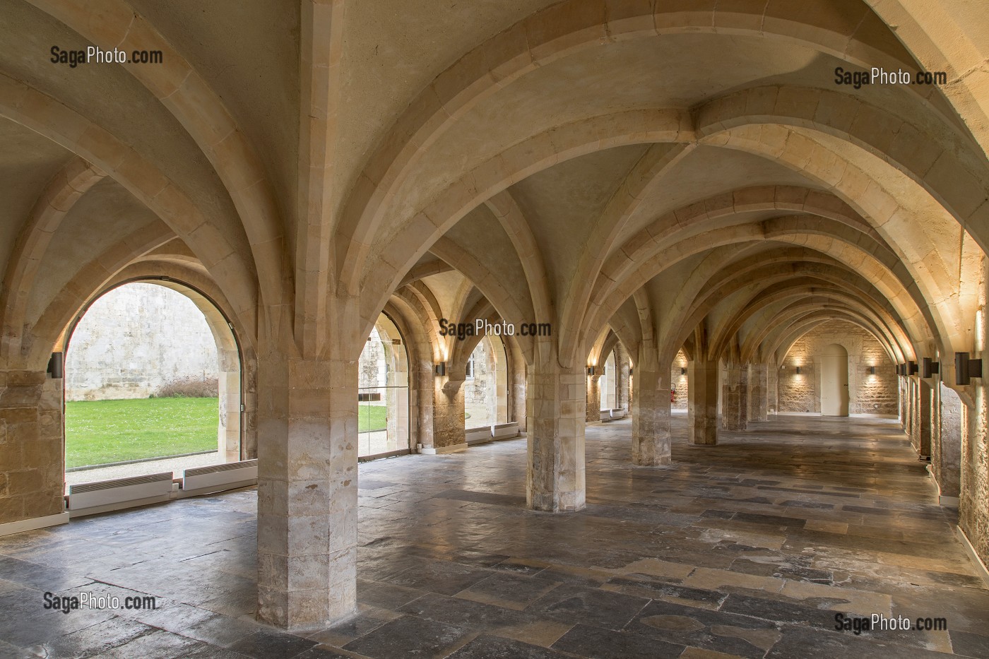 LA SALLE BASSE DU PALAIS DUCAL OU SALLE DU DUC ROLLON (ACCUEIL DES PELERINS), FIN DU XIII EME SIECLE, ABBAYE AUX HOMMES FONDEE AU XI EME SIECLE PAR GUILLAUME LE CONQUERANT ET RECONSTRUIT AU XVIII EME SIECLE, CAEN (14), FRANCE 