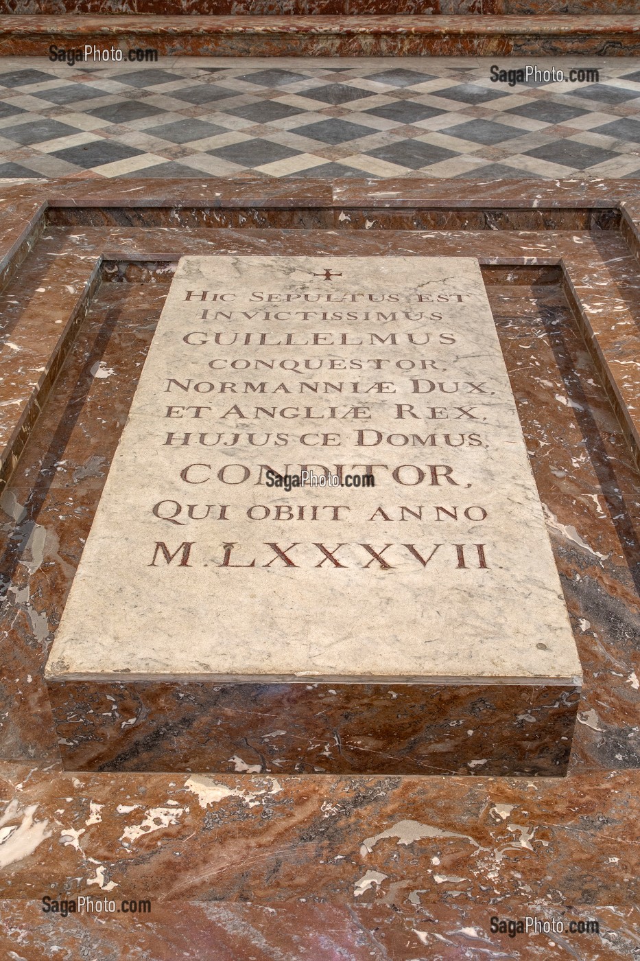 TOMBEAU DE GUILLAUME LE CONQUERANT, EGLISE ABBATIALE SAINT-ETIENNE DE L'ABBAYE AUX HOMMES FONDEE AU XI EME SIECLE PAR GUILLAUME LE CONQUERANT ET RECONSTRUIT AU XVIII EME SIECLE, CAEN, FRANCE 