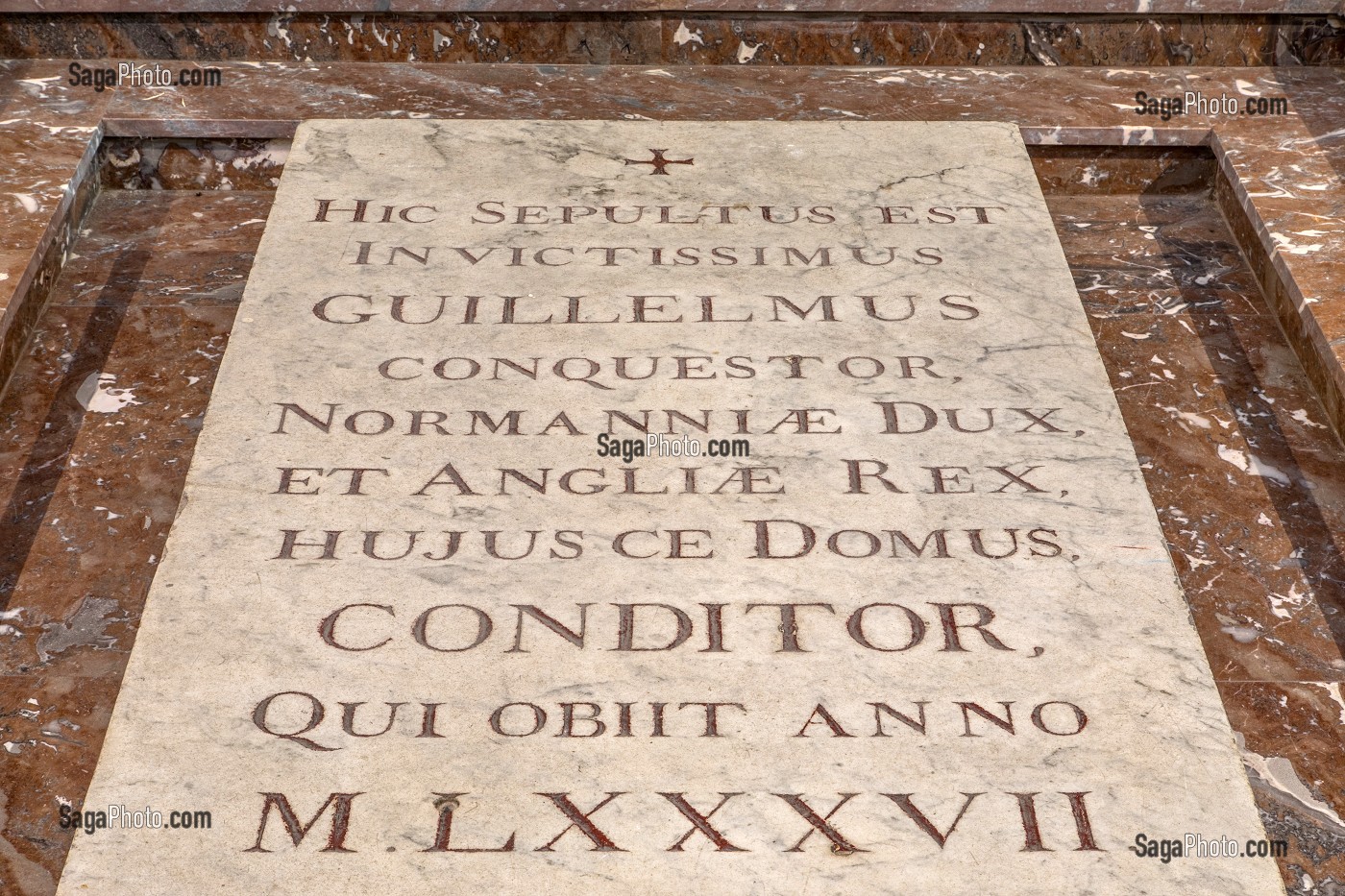 TOMBEAU DE GUILLAUME LE CONQUERANT, EGLISE ABBATIALE SAINT-ETIENNE DE L'ABBAYE AUX HOMMES FONDEE AU XI EME SIECLE PAR GUILLAUME LE CONQUERANT ET RECONSTRUIT AU XVIII EME SIECLE, CAEN, FRANCE 