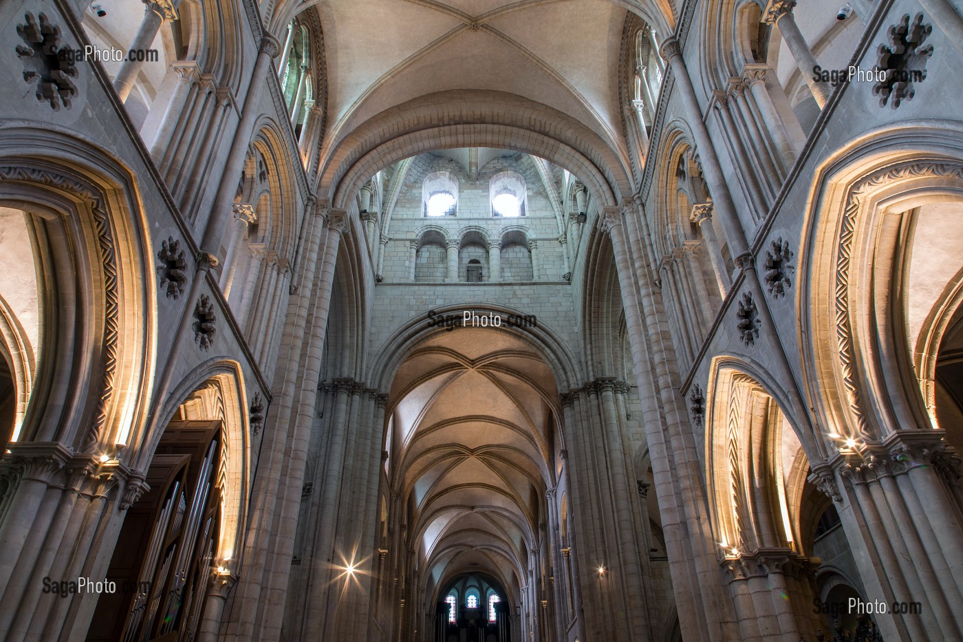 TOUR LANTERNE ET NEF DU XII EME SIECLE DE L'EGLISE ABBATIALE SAINT-ETIENNE DE L'ABBAYE AUX HOMMES FONDEE AU XI EME SIECLE PAR GUILLAUME LE CONQUERANT ET RECONSTRUIT AU XVIII EME SIECLE, CAEN (14), FRANCE 