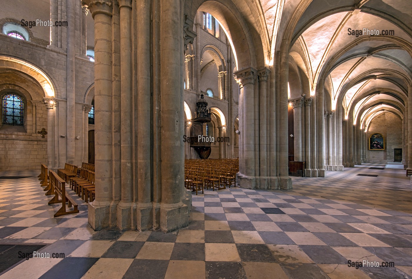 DEAMBULATOIRE DE LA NEF DU XI EME SIECLE DE L'EGLISE ABBATIALE SAINT-ETIENNE DE L'ABBAYE AUX HOMMES FONDEE AU XI EME SIECLE PAR GUILLAUME LE CONQUERANT ET RECONSTRUIT AU XVIII EME SIECLE, CAEN (14), FRANCE 